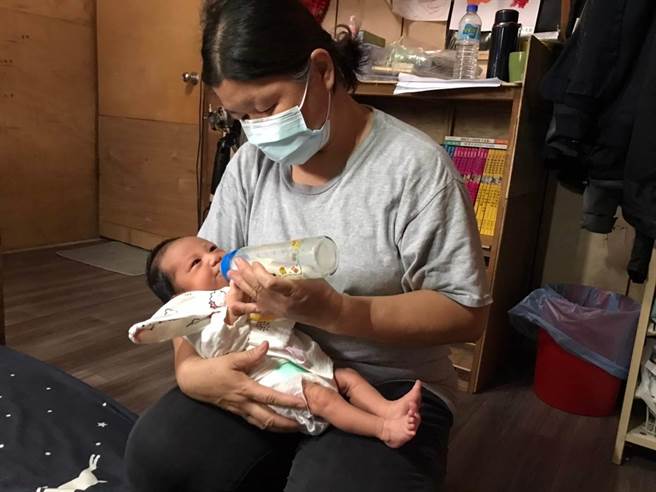 嘉义县政府社会局为减轻弱势家庭照顾压力，今年起推动「弱势家庭到宅坐月子」。（嘉义县政府提供∕吕妍庭嘉义传真）