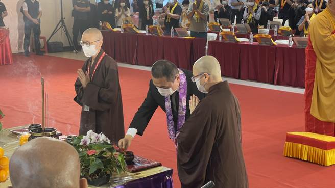 新北市长侯友宜捻香替亡者祈福。（吕健豪摄）