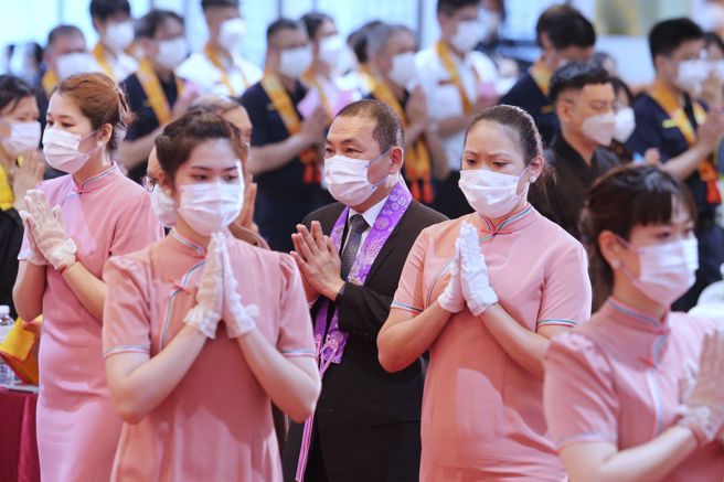 新北市长侯友宜（中）17日出席新北市新冠病毒亡者超荐祈福法会。（黄世麒摄）