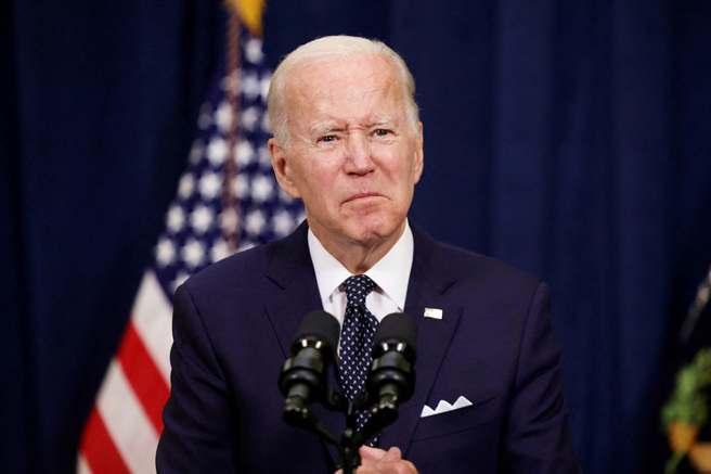 美国总统拜登访问沙乌地阿拉伯，并且与沙国王储穆罕默德．沙尔曼留下「碰拳」的歷史性争议画面，不过路透社评论，拜登此行「空手」而回，还被沙国泼冷水，包括推动增产石油、组成涵盖以色列在内的中东安全联盟等2大目标都失败了。（图／路透社）