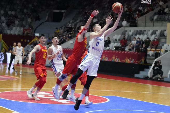 中华队林庭谦(右)在中国队孙铭徽的防守下投篮。（美联社）