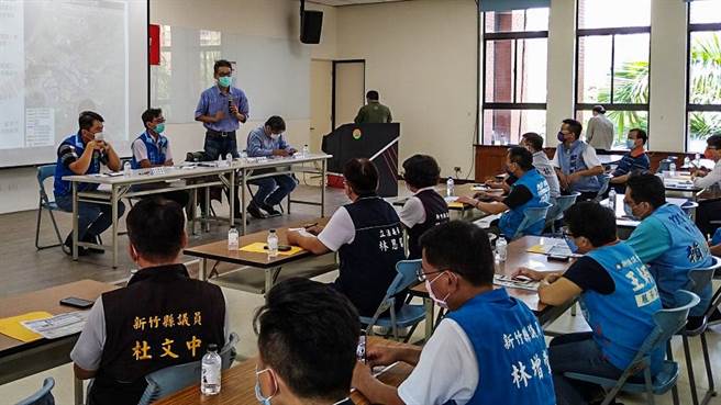 县府交旅处举办新竹县轻轨地方说明会，与会民代和民眾提出的宝贵意见，将纳入专业评估，整合进期末报告。（罗浚滨摄）