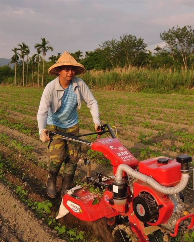 热爱花莲乡下环境的林奂庆2014年移居光復乡后，便开启务农之路，以大豆为主要作物，并与花生、红豆等杂粮及水稻进行轮作，不仅推动有机杂粮生产机械化，逐步构建有机大豆机械化的耕作，以代耕租借等方式协助农友耕作，荣获第6届百大青农殊荣。（花莲县政府提供／罗亦晽花莲传真）