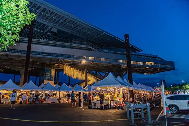 广受大眾喜爱的「宜！兰人市集」昨（16日）晚上7时于宜兰县罗东文化工场浪漫举办，以梦幻特色主题「夏夜银河晒月光」呈现，其中长度逾100公尺的星空银河，壮观、疗癒场景让民眾快门不断。（宜兰县政府提供／吴佩蓉宜兰传真）