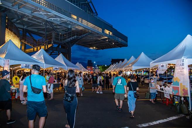 广受大眾喜爱的「宜！兰人市集」昨（16日）晚上7时于宜兰县罗东文化工场浪漫举办，以梦幻特色主题「夏夜银河晒月光」呈现，其中长度逾100公尺的星空银河，壮观、疗癒场景让民眾快门不断。（宜兰县政府提供／吴佩蓉宜兰传真）