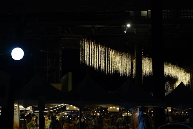 广受大眾喜爱的「宜！兰人市集」昨（16日）晚上7时于宜兰县罗东文化工场浪漫举办，以梦幻特色主题「夏夜银河晒月光」呈现，其中长度逾100公尺的星空银河，壮观、疗癒场景让民眾快门不断。（宜兰县政府提供／吴佩蓉宜兰传真）