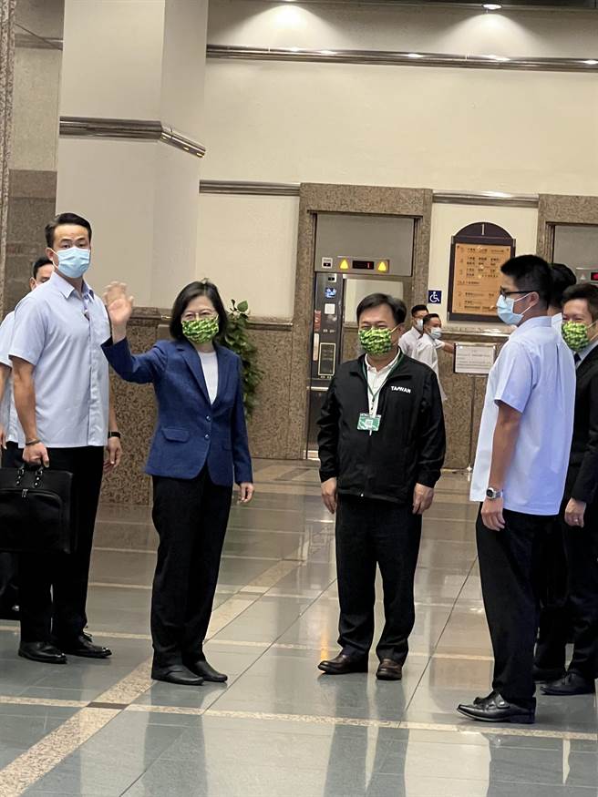 民进党全代会  对年底选举有无信心？蔡英文比「讚」。曾薏苹摄