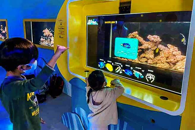 小朋友好奇的与工研院研发的我视AI鱼缸互动，相当有趣。（工研院提供／罗浚滨新竹传真）