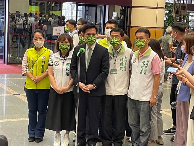 民进党新北市长参选人林佳龙今（17日）表示，新北市长侯友宜从担任副市长至今12年，台北县也升格12年，可以看到城市光荣感相对是比较低。（叶书宏摄）