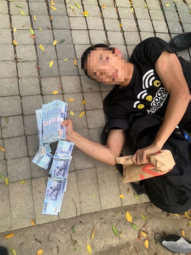 23歲車手遭警方當場逮捕。（翻攝畫面）