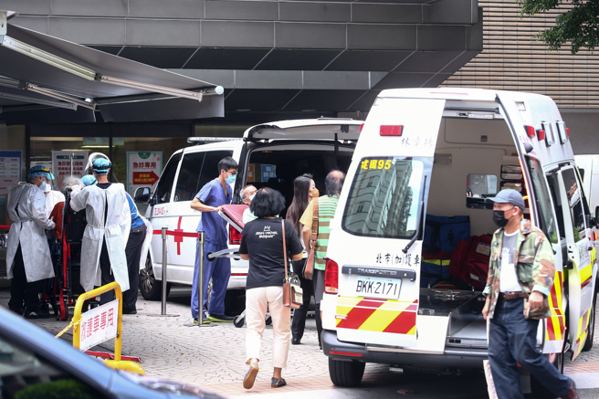 新增73人死亡、本土24196例，图为医院急门诊出现许多民眾就医。（邓博仁摄）
