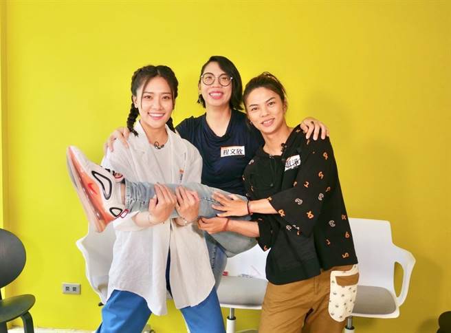 姜巧文（左起）、程文欣、许淑净。（民视提供）