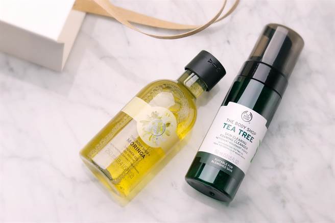 板橋凱撒大飯店大人專屬禮物 The Body Shop商品，媽媽辣木籽更新沐浴膠、爸爸茶樹淨膚潔面慕絲。（板橋凱撒大飯店提供）