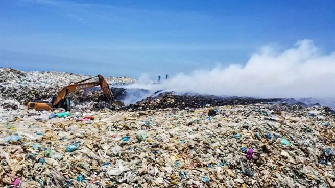 新丰垃圾掩埋场沼气引发火警，冒出大量白烟，消防局持续灌救中。（新竹县消防局提供／罗浚滨新竹传真）