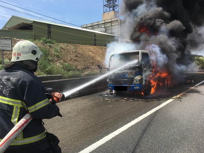 消防人員到場救火。（翻攝照片／李京昇苗栗傳真）