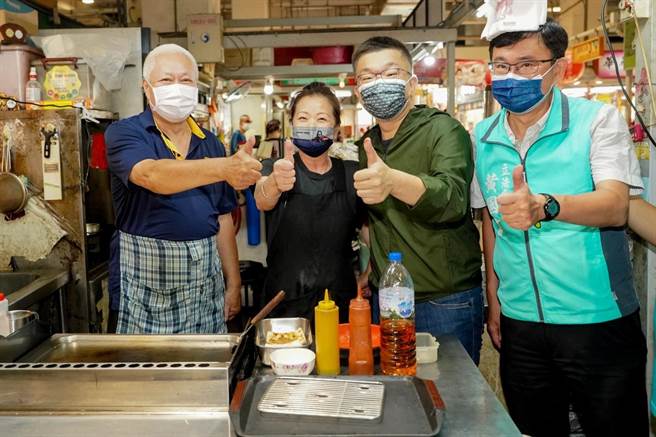 蔡其昌（右2）在同党民代陪同下，17日到台中市建国市场寻求摊商支持，适逢周末假日买菜民眾多，支持者给予加油鼓励。（读者提供／张妍溱台中传真）