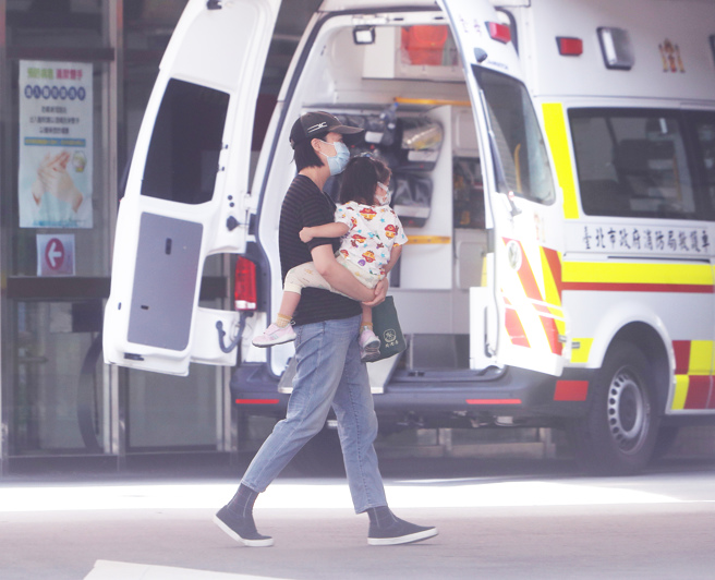 本土出现首例BA.5本土案例，且是重复感染。示意图一位妈妈抱着稚女至医院急诊门就医。(陈怡诚摄)