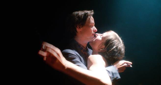 影后莎斯基亚萝丝达尔（右）在片中裸贴影帝汤姆希林跳舞。（海鹏提供）