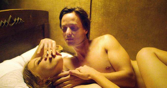 莎斯基亚罗丝达尔（下）与汤姆希林在《永别了，柏林》中爱欲交缠。（海鹏提供）