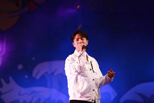 「竹北新月沙灘海洋音樂嘉年華」 登場，韋禮安昨壓軸開唱。（中視提供）