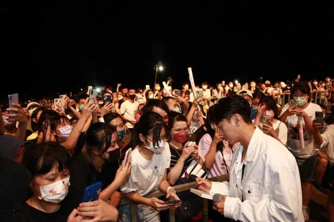 韋禮安親切替粉絲簽名。（中視提供）