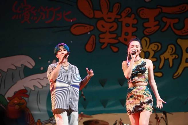 婁峻碩與吳卓源合唱。（中視提供）