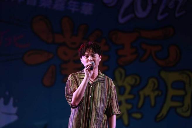 許富凱歌聲讓民眾聽到入迷。（中視提供）