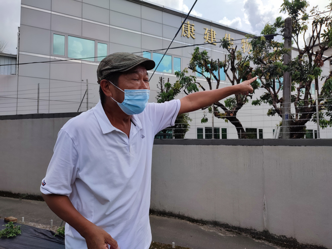 民俗专家廖大乙（见图）17日下午现身康建生技公司外，观察地理环境，解析康建的风水是否合宜。（记者吴建辉摄）