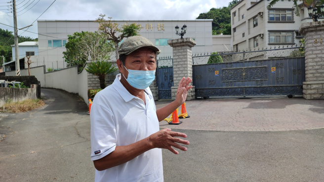 民俗专家廖大乙17日下午现身康建生技公司外，称讚康建的地理位置绝佳，但风水却处处有问题。（记者吴建辉摄）