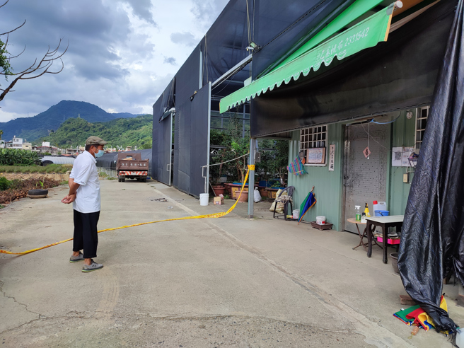 民俗专家廖大乙17日下午现身康建生技公司外，称讚康建的地理位置绝佳，但风水却处处有问题。（记者吴建辉摄）