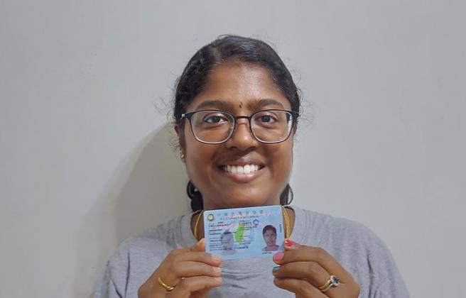 印度环境科学博士吉塔（Thangavel Sangeetha）致力研究新兴微生物燃料电池科技，5年前接受台北科技大学邀约抵台执教，许多学子受启发相继投入环境工程产业，今年以「高级专业人才」身分，申获外侨永久居留证「梅花卡」。（图/ 中央社）