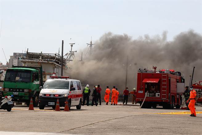 这艘名为「新胜丰」的渔船，停泊在马公市新营路560号渔会制冰厂前，因船只燃烧引发的火势猛烈，浓烟滚滚。（张茂雄摄）