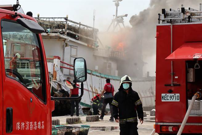 消防局派遣第一大队、马公分队、澎南分队、白沙分队、及马公港务消防队等单位前往抢救中，澎湖海巡队也派出舰艇以强力水柱喷水救灾。（张茂雄摄）