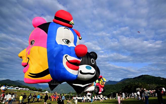 台东热气球嘉年华今天清晨约涌入2万人次，来自美国的小丑球Carnival首次亮相。（庄哲权摄）