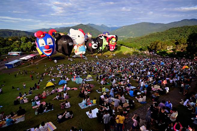 台东热气球嘉年华今天清晨约涌入2万人次，来自美国的小丑球Carnival首次亮相。（庄哲权摄）