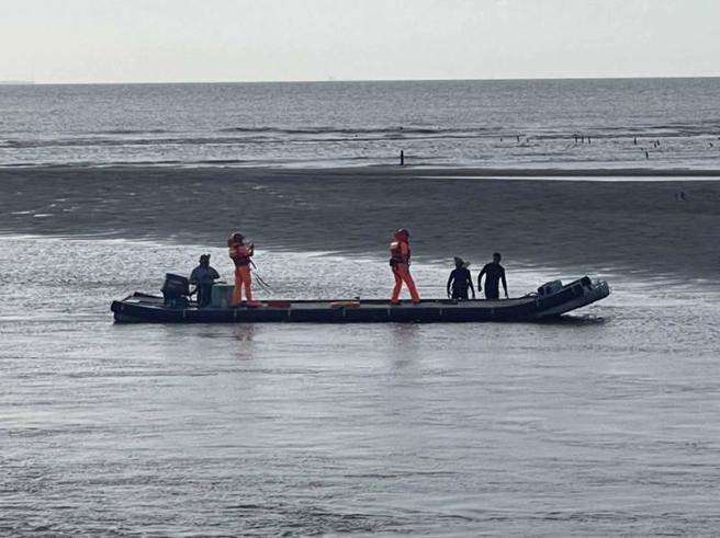 海巡署三條崙安檢所16日下午發現2名民眾從事衝浪活動受困沙洲，協調附近作業漁民駕駛膠筏與海巡人員前往救援，迅速將2名民眾接駁返回三條崙漁港。（圖/ 中央社）