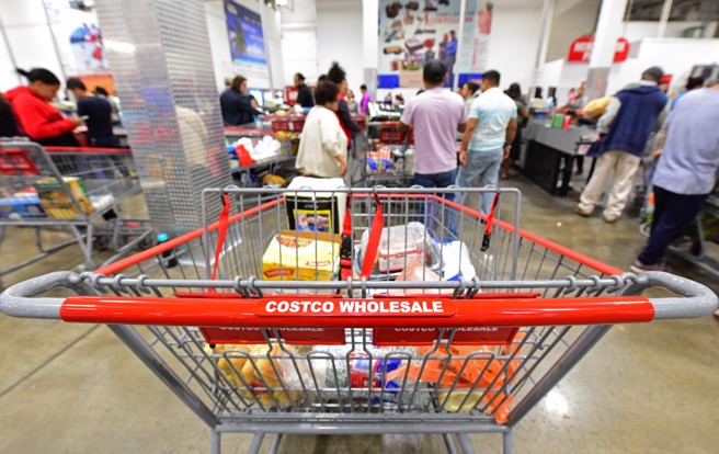 她大讚好市多劃單姊好眼力，瞄1眼就發現她購買的衛生紙遭店員重複刷2次。（示意圖/Shutterstock提供）