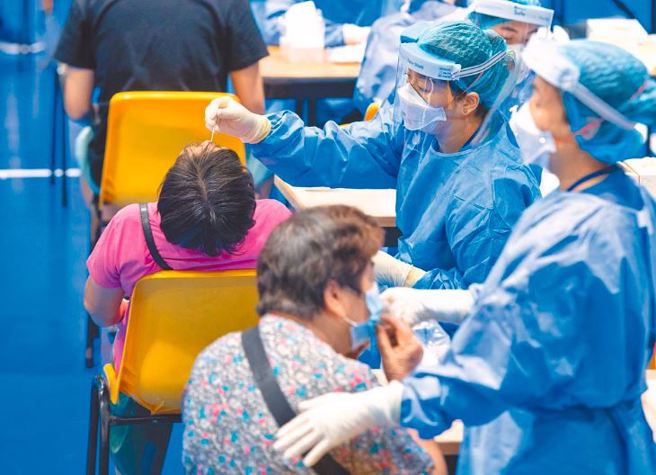 圖為澳門民眾接受核酸檢測。（新華社）