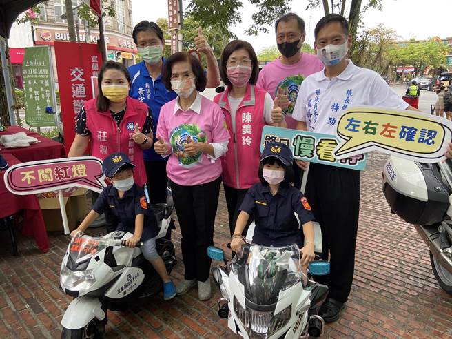 今（17日）下午2时在丢丢噹森林广场，举办「乐舞青春、无毒兰阳」活动；由县长林姿妙率领大家反毒宣誓，呼吁共同给青少年一个健康无毒的环境。 （吴佩蓉摄）