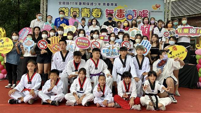 今（17日）下午2时在丢丢噹森林广场，举办「乐舞青春、无毒兰阳」活动；由县长林姿妙率领大家反毒宣誓，呼吁共同给青少年一个健康无毒的环境。 （吴佩蓉摄）