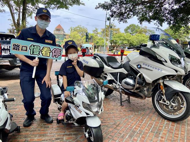 今（17日）下午2时在丢丢噹森林广场，举办「乐舞青春、无毒兰阳」活动，现场民眾踊跃与帅气波丽士大人和警车重机合照。（吴佩蓉摄）