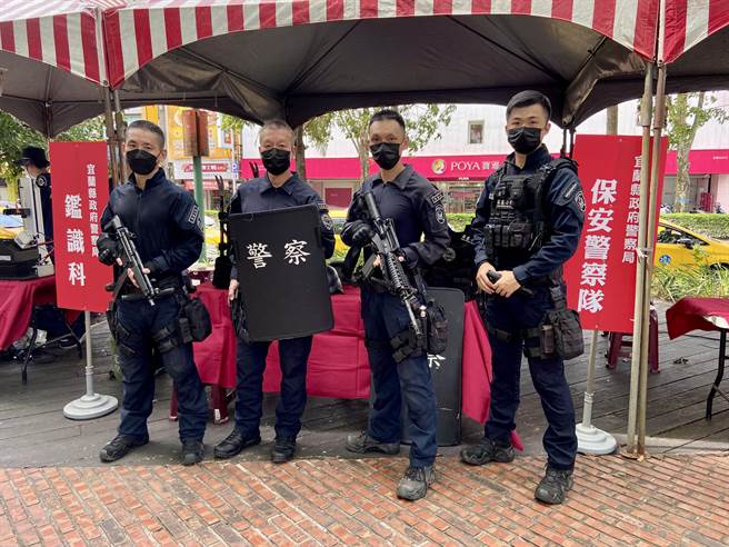 今（17日）下午2时在丢丢噹森林广场，举办「乐舞青春、无毒兰阳」活动，现场霹雳小组帅气设摊宣导。（吴佩蓉摄）