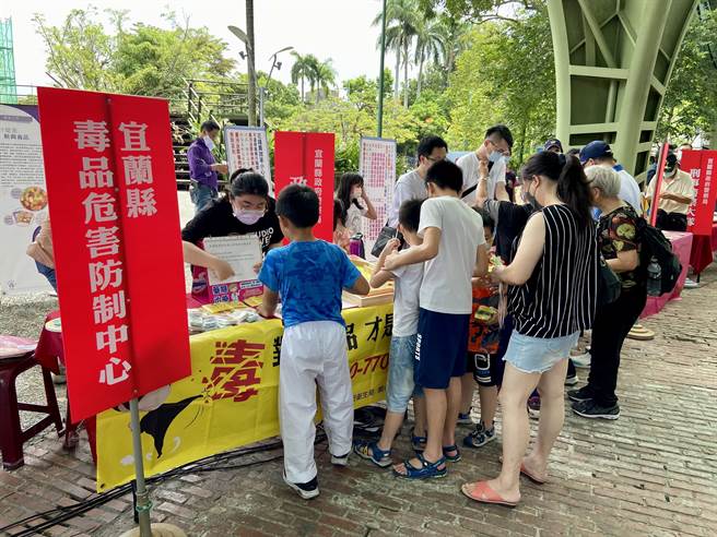 宜兰县警察局少年警察队表示，暑假期间为预防少年偏差行为及被害事件发生，于7月1日开始办理「青春专案」，在县内举办大、小场次的宣导活动。（吴佩蓉摄）