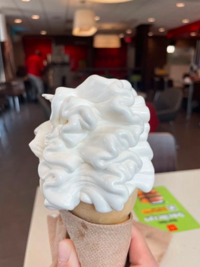 网友买的蛋卷冰淇淋被店员加爆，让他感谢的祝福对方一生平安。（翻摄自Dcard）