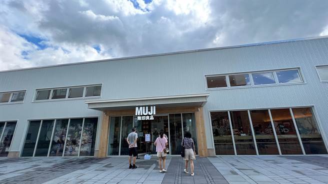 MUJI无印良品高雄冈山门市尚未开幕，不少民眾扑了空。（柯宗纬摄）
