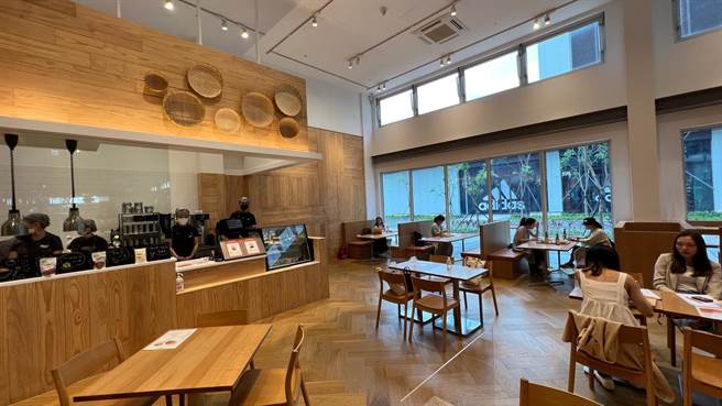 冈山门市为高雄地区首次导入餐饮服务，在40坪、65个座位的餐饮空间里，第一次推出以MUJI无印良品畅销咖哩调理包为主，所设计的咖哩轻食餐点。此外，现场也提供单点沙拉、甜点、咖啡茶饮及啤酒饮品。（柯宗纬摄）