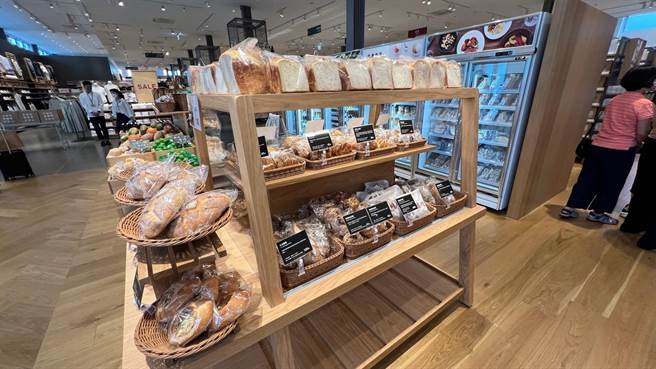 全台首次推出烘焙麵包贩售服务，首次携手高雄在地烘焙职人，引进超过20款不含反式脂肪酸及人工添加物的麵包西点。（柯宗纬摄）