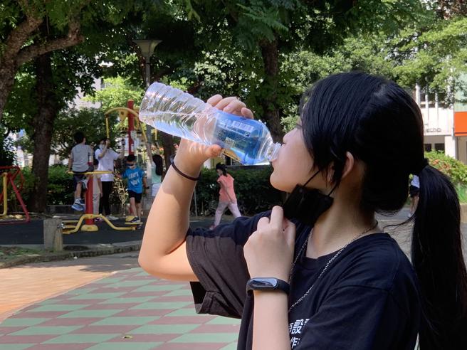 热天气下活动，应适当补充水分。（顏艾珏提供）