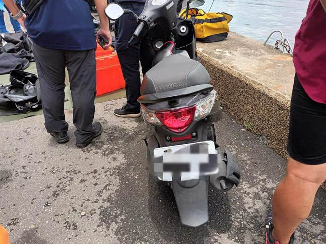 警方根据机车资料联繫上林姓车主，林男表示机车是早上由李姓妻子骑出门，警方随即请消防、海巡协助搜寻。（民眾提供／杨舒婷高雄传真）
