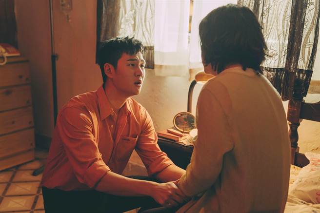 周兴哲近日为周兴哲（左）为《妈，别闹了！》客串演出。（星空飞腾提供）